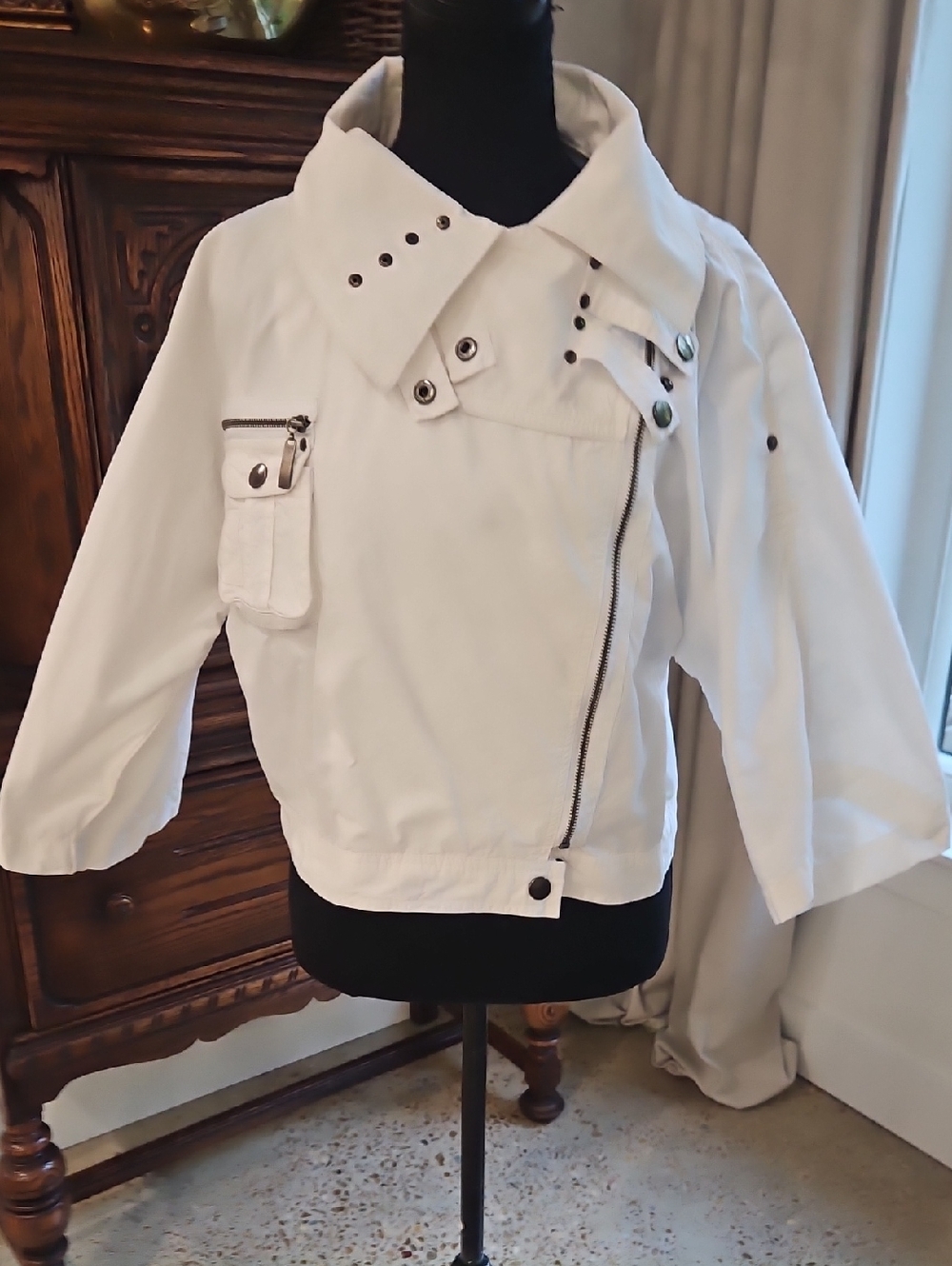 COUPE Women's  White Asymmetrical Zip Jacket. Size L